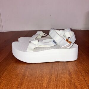 Women’s Teva Flatform Universal Sandals Bright White Size 6 Like New.